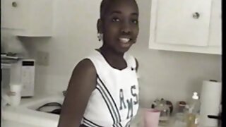 Հիացած սիրողական սև մազերով աղջիկը սևամորթ աղջիկ է քշում և ծծում է աստիճանների վրա