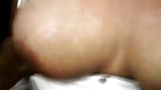 Գայթակղիչ շագանակագույն փոքրիկ Քլեոն կիպ թաթ է քաշում երկար սեքս-խաղալիքով